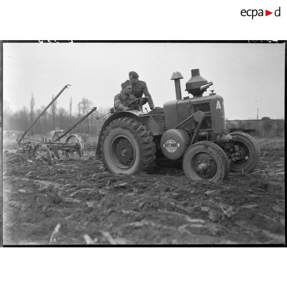 Soldat de la 5e armée manoeuvrant un tracteur.
