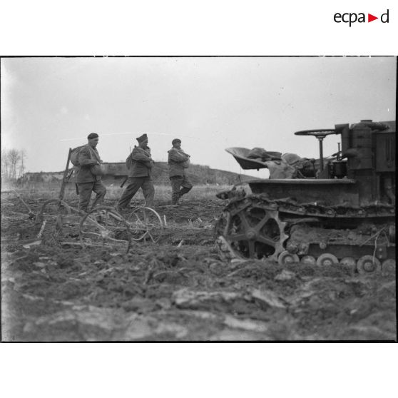 Des soldats de la 5e armée sèment dans un champ.