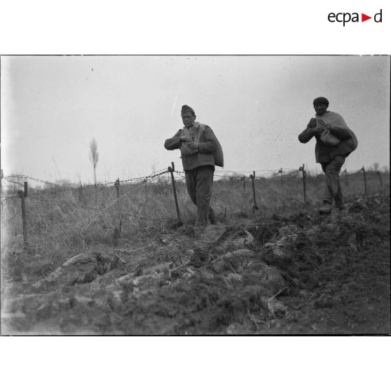 Des soldats de la 5e armée sèment dans un champ.