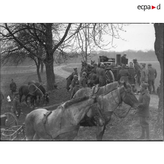 Après le travail aux champs, des soldats de la 5e armée se regroupent autour d'une cuisine roulante.