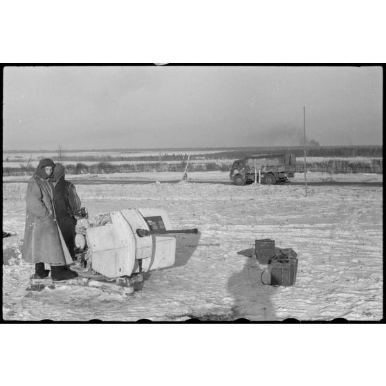 Dans le cadre de l'opération Büffelbewegung, la protection d'une route enneigée par des canons de 2 cm FlaK.