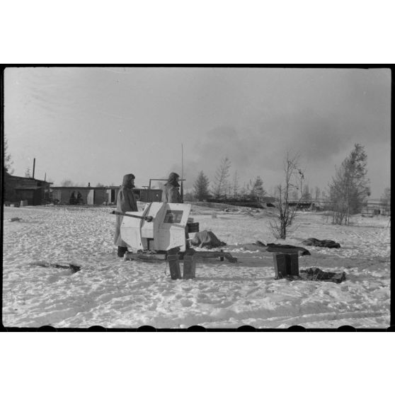 Dans le cadre de l'opération Büffelbewegung, la protection d'une route enneigée par des canons de 2 cm FlaK.