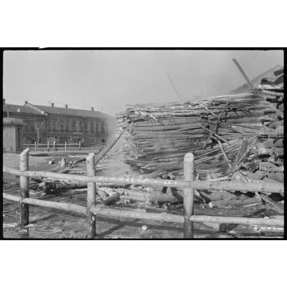 La ville Wjasma peu à avant le départ des troupes allemands, à l'arrière-plan la bibliothèque du front (Frontbuchhandlung).