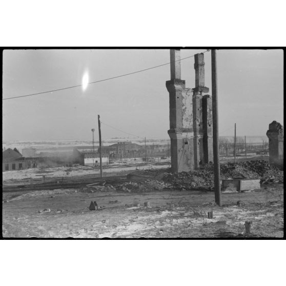 A Wjasma, les ruines du quartier de la gare, les maisons en bois ont été détruites, seules les cheminées s'érigent parmi les ruines.
