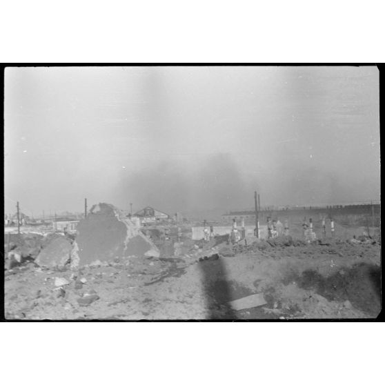 A Wjasma, les ruines du quartier de la gare, les maisons en bois ont été détruites, seules les cheminées s'érigent parmi les ruines.