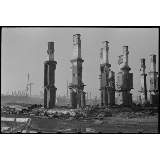 A Wjasma, les ruines du quartier de la gare, les maisons en bois ont été détruites, seules les cheminées s'érigent parmi les ruines.
