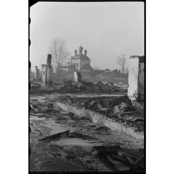 Les ruines de la ville Wjasma (Viazma) encore occupée par l'armée allemande.