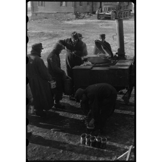 A Wjasma (Viazma), distribution d'un repas à des soldats de la Luftwaffe.
