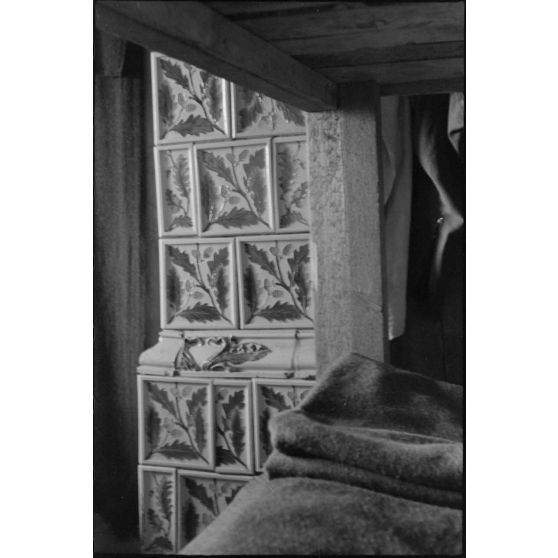 Dans un abri de campagne de la 205. Infanterie-Division, un poêle à bois en céramique attire le reporter.