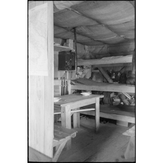 Aménagement à l'intérieur d'un abri de campagne de la 205. Infanterie-Division.