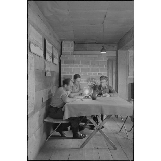 Dans un abri de campagne, la vie quotidienne de fantassins de la 205. Infanterie-Division.