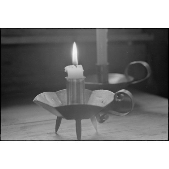 Une bougie et son bougeoir suscitent la curiosité du reporter.