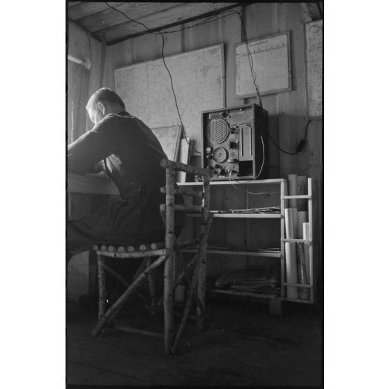 Un poste émetteur surmonté du planning de l'unité d'infanterie qui mentionne "9/205, 8./205 et 7./205".