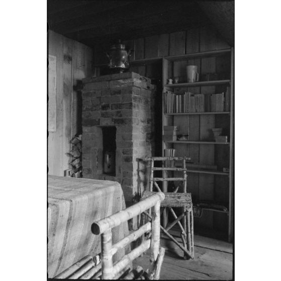 Aménagement à l'intérieur d'un abri de campagne de la 205. Infanterie-Division.