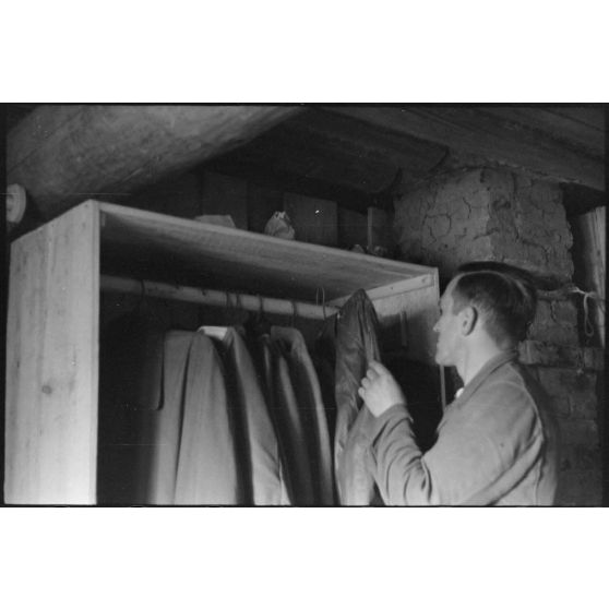 Dans un abri de campagne, la vie quotidienne de fantassins de la 205. Infanterie-Division (rangement d'un uniforme).