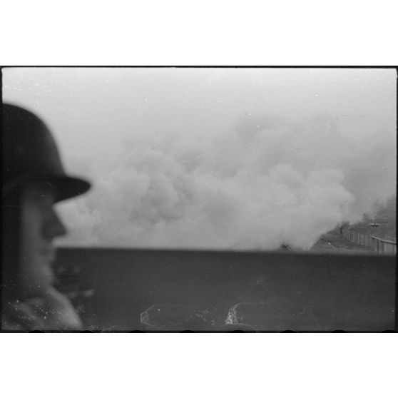 Des trains allemands vus depuis un mirador dominant une gare de moyenne taille.