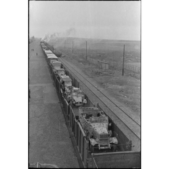 Déplacement d'un train à bord duquel une unité de la Luftwaffe a pris place.