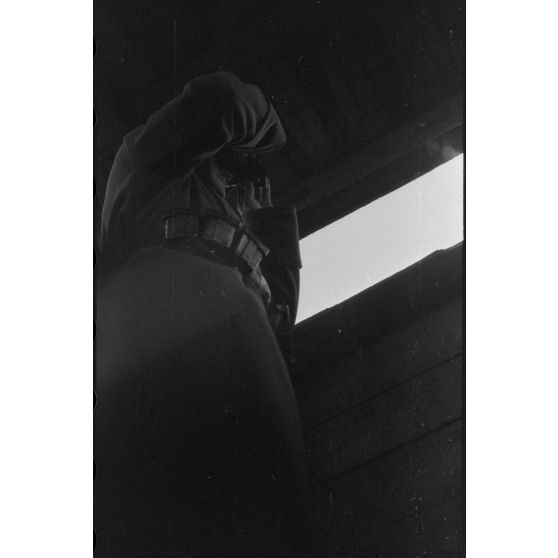 Dans un mirador dominant une gare de moyenne taille.