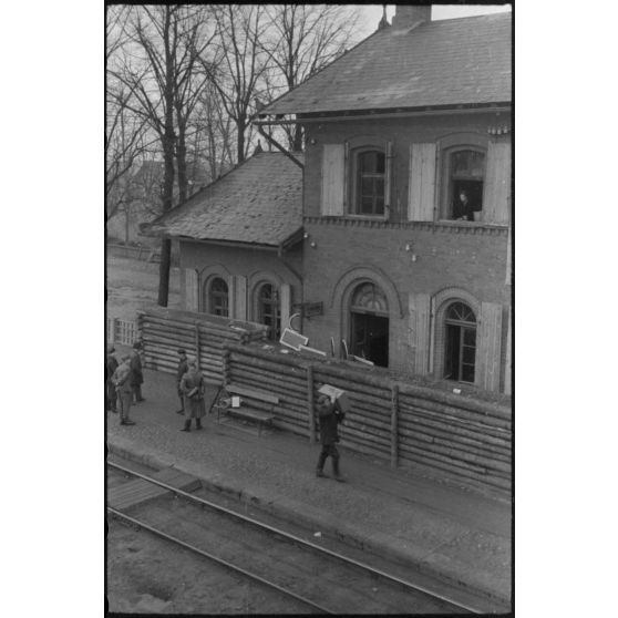 Une gare de moyenne taille lors du déplacement d'un train allemand.