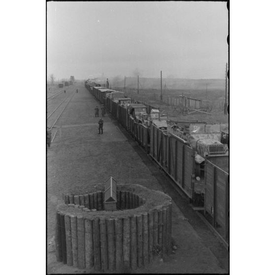 Déplacement d'un train à bord duquel une unité de la Luftwaffe a pris place.