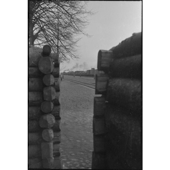 Un train allemand à l'arrêt dans une gare de taille moyenne.