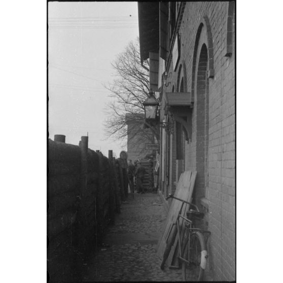 Un train allemand à l'arrêt dans une gare de taille moyenne.