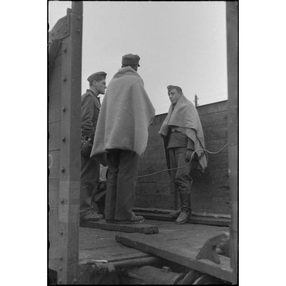 Un train allemand à l'arrêt dans une gare de taille moyenne.