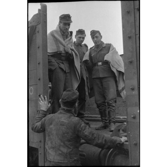 Un train allemand à l'arrêt dans une gare de taille moyenne.