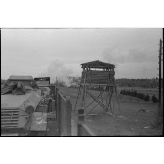 Déplacement d'un train à bord duquel ont été placés des véhicules de la Propaganda Kompanie 697 (Pk.697).