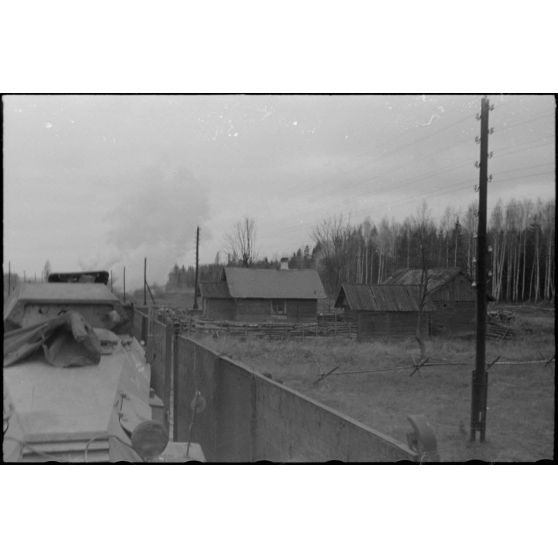 Déplacement d'un train à bord duquel ont été placés des véhicules de la Propaganda Kompanie 697 (Pk.697).