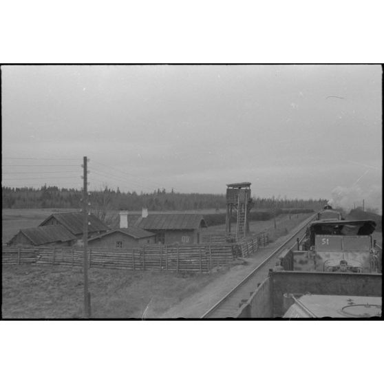Déplacement d'un train à bord duquel ont été placés des véhicules de la Propaganda Kompanie 697 (Pk.697).