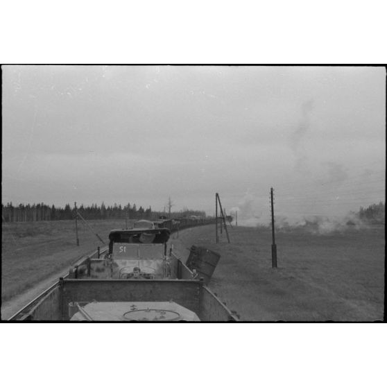 Déplacement d'un train à bord duquel ont été placés des véhicules de la Propaganda Kompanie 697 (Pk.697).