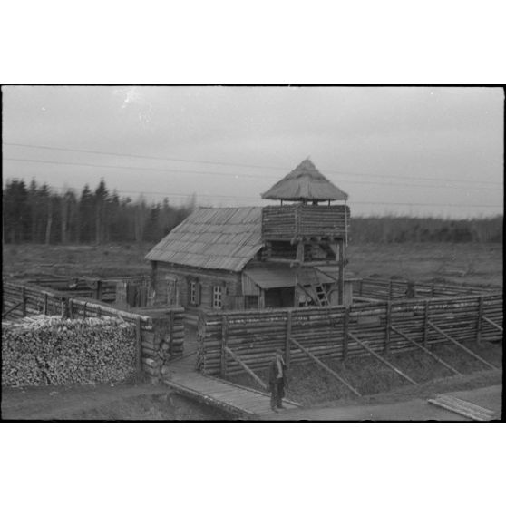 Déplacement d'un train à bord duquel ont été placés des véhicules de la Propaganda Kompanie 697 (Pk.697).