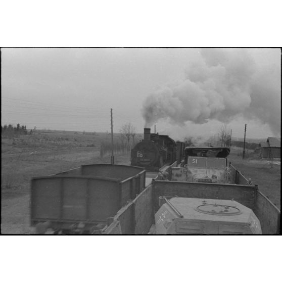 Déplacement d'un train à bord duquel ont été placés des véhicules de la Propaganda Kompanie 697 (Pk.697).