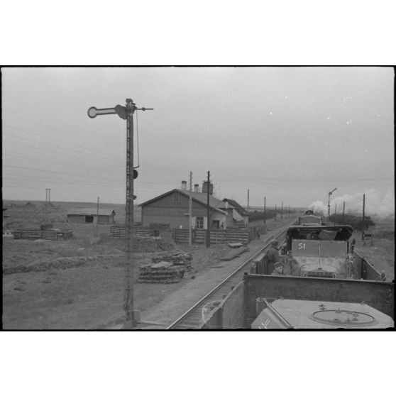 Déplacement d'un train à bord duquel ont été placés des véhicules de la Propaganda Kompanie 697 (Pk.697).