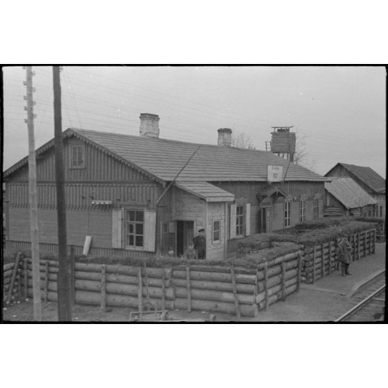 Une gare de moyenne taille lors du déplacement d'un train allemand.
