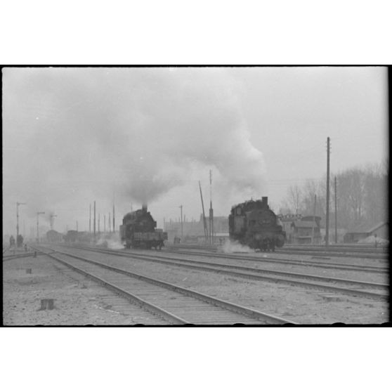Déplacement d'un train à bord duquel une unité de la Luftwaffe a pris place.