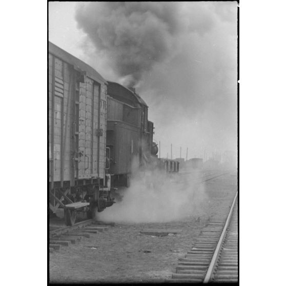 La locomotive numérotée 553052 tracte un train transportant des unités mixtes de la Wehrmacht (Luftwaffe et Pk.697).
