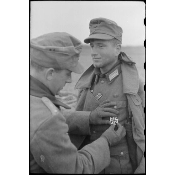 Un capitaine (Hauptmann) remet une croix de fer à un officier subalterne.