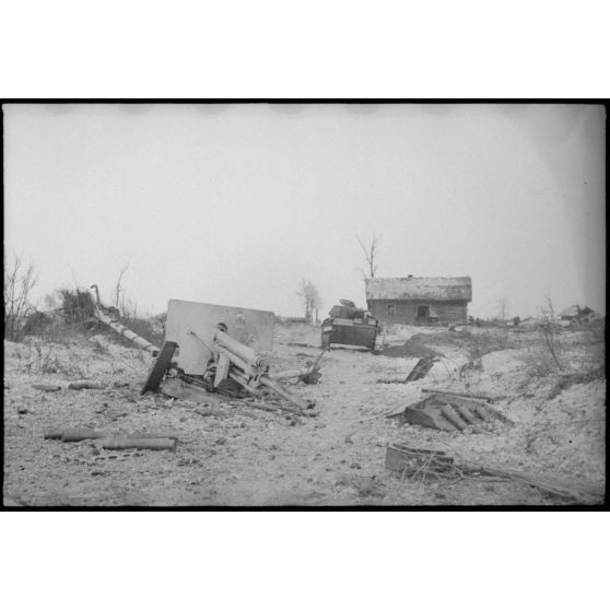 Un canon antichar de 57 mm M1943 ZIS-2 et un char léger T-70 détruits.