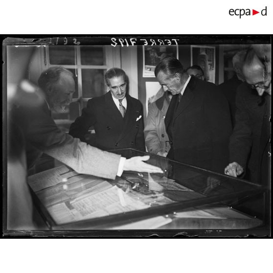 Visite de l'ambassadeur des Etats-Unis, Jefferson Keffries, au musée Carnavalet à Paris.