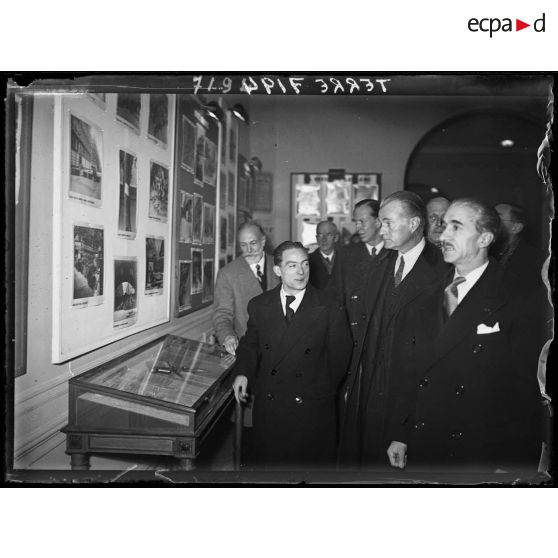 Visite de l'ambassadeur des Etats-Unis, Jefferson Keffries, au musée Carnavalet à Paris.