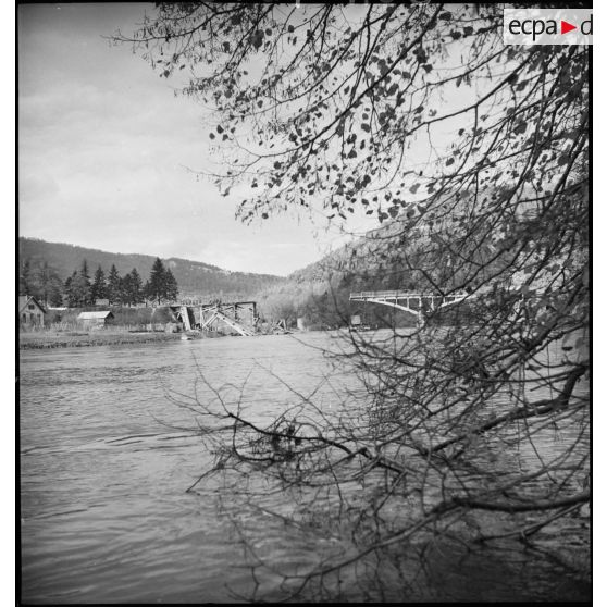 Vue du pont de Laissey sur le Doubs, détruit par les armées allemandes en retraite.