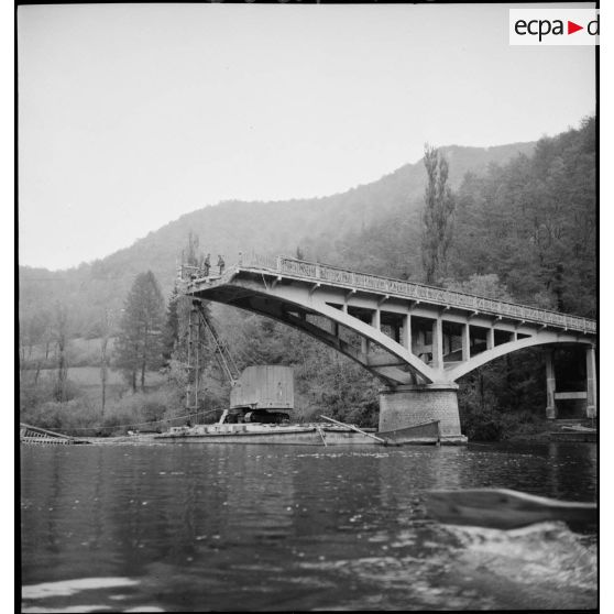 Vue du pont de Laissey sur le Doubs, détruit par les armées allemandes en retraite.