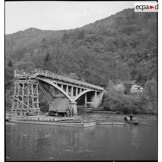 Vue du pont de Laissey sur le Doubs, détruit par les armées allemandes en retraite.