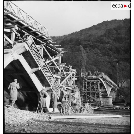 Sapeurs du Génie de la 1re Armée française reconstruisant le pont de Laissey, détruit par les armées allemandes en retraite.