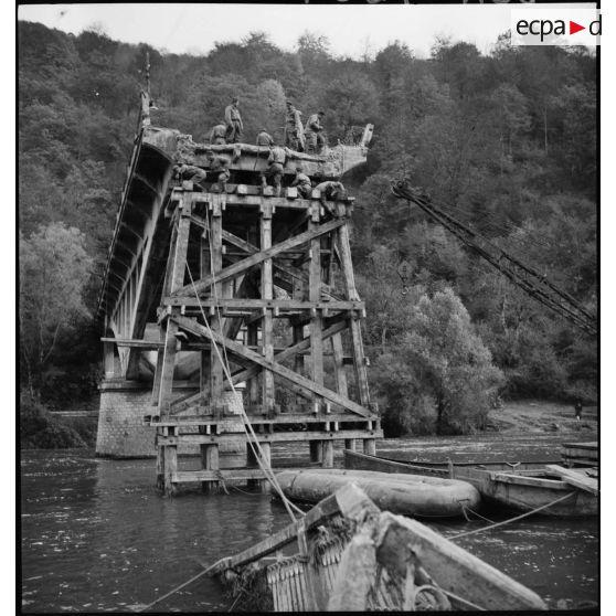 Sapeurs du Génie de la 1re Armée française reconstruisant le pont de Laissey, détruit par les armées allemandes en retraite.