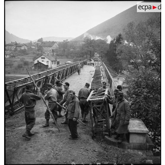 Sapeurs du Génie de la 1re Armée française reconstruisant le pont de Laissey, détruit par les armées allemandes en retraite.