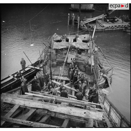Sapeurs du Génie de la 1re Armée française reconstruisant le pont de Laissey, détruit par les armées allemandes en retraite.