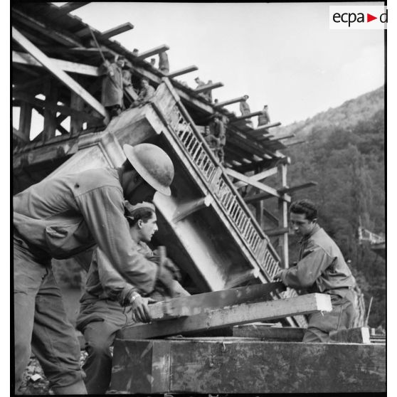 Sapeurs du Génie de la 1re Armée française reconstruisant le pont de Laissey, détruit par les armées allemandes en retraite.